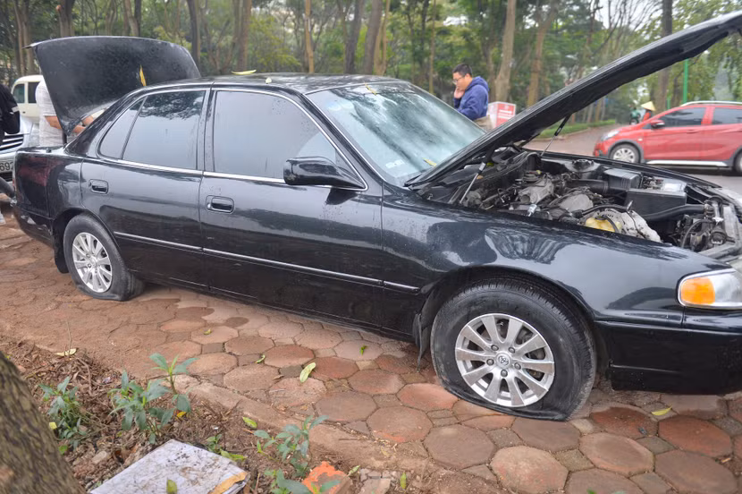 Nhiều xe ô tô đỗ ở vỉa hè tại khu đô thị Linh Đàm, quận Hoàng Mai bị xịt lốp