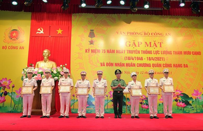 Thứ trưởng Trần Quốc Tỏ trao Bằng khen của Bộ Công an tặng các tập thể, cá nhân có thành tích xuất sắc Thứ trưởng Trần Quốc Tỏ trao Bằng khen của Bộ Công an tặng các tập thể, cá nhân có thành tích xuất sắc