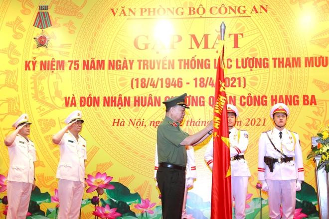 Thừa ủy quyền của Chủ tịch nước, Bộ trưởng Tô Lâm gắn Huân chương Quân công hạng Ba lên Cờ truyền thống của Văn phòng Bộ Công an Thừa ủy quyền của Chủ tịch nước, Bộ trưởng Tô Lâm gắn Huân chương Quân công hạng Ba lên Cờ truyền thống của Văn phòng Bộ Công an