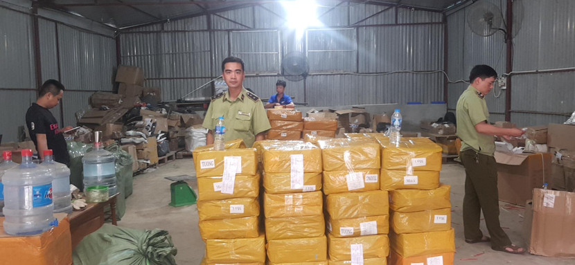 Lực lượng chức năng kiểm đếm số hàng hóa tại kho ở công ty Hoàng Ngân Lực lượng chức năng kiểm đếm số hàng hóa tại kho ở công ty Hoàng Ngân