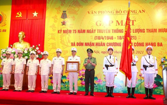Thừa ủy quyền của Chủ tịch nước, Bộ trưởng Tô Lâm trao Bằng Huân chương Quân công hạng Ba tặng Văn phòng Bộ Công an Thừa ủy quyền của Chủ tịch nước, Bộ trưởng Tô Lâm trao Bằng Huân chương Quân công hạng Ba tặng Văn phòng Bộ Công an