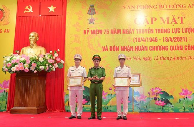 Thứ trưởng Lê Quý Vương trao Bằng khen của Bộ Công an tặng hai tập thể có thành tích xuất sắc Thứ trưởng Lê Quý Vương trao Bằng khen của Bộ Công an tặng hai tập thể có thành tích xuất sắc