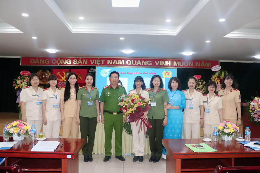 Các đồng chí lãnh đạo chúc mừng Ban chấp hành mới Hội Phụ nữ CAH Gia Lâm