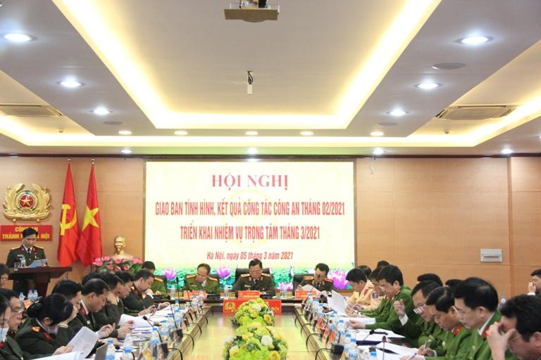 Đại tá Trần Đình Nghĩa, Trưởng phòng Tham mưu, báo cáo kết quả công tác Công an tại Hội nghị giao ban tháng 02/2021 của CATP Hà Nội