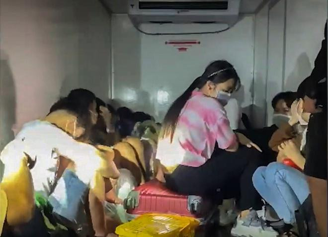 Chiếc xe chở 15 người trong thùng đông lạnh