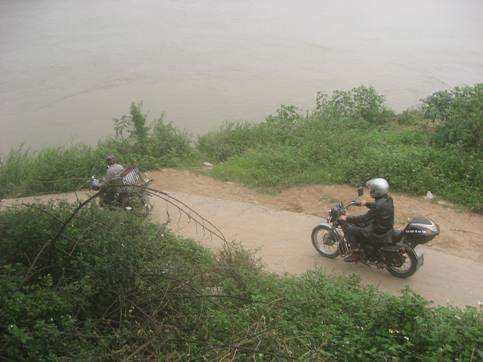 Đình chỉ hoạt động bến đò chui ở phường Ngọc Thụy ảnh 1