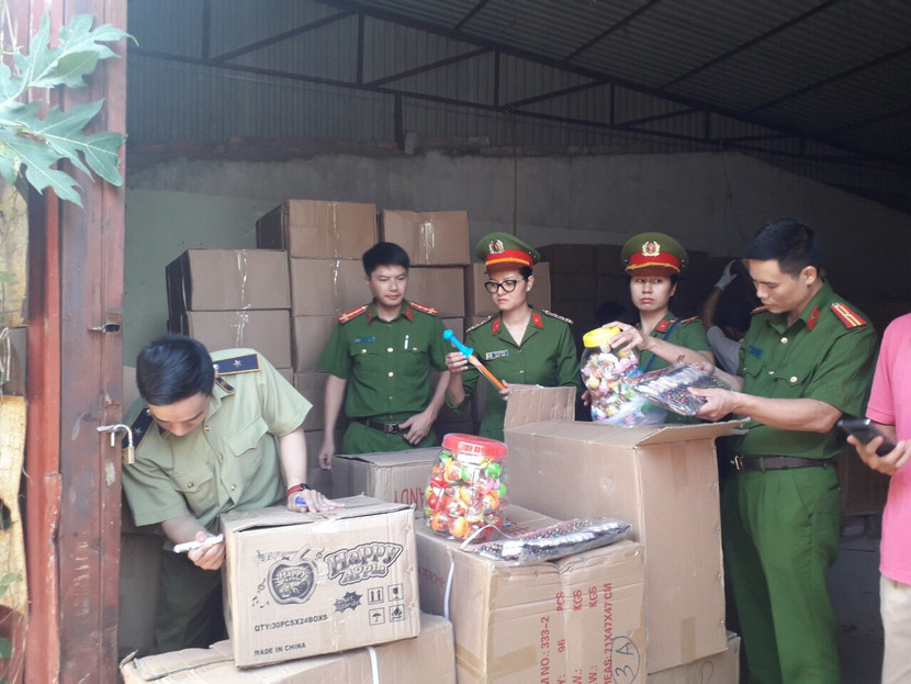 Lực lượng Công an và Quản lý thị trường Hà Nội xử lý vụ kinh doanh bánh kẹo không rõ nguồn gốc xuất xứ