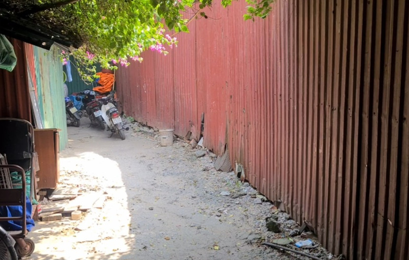 Đường vào kho hàng, trong ngõ 13 phố Võ Thị Sáu
