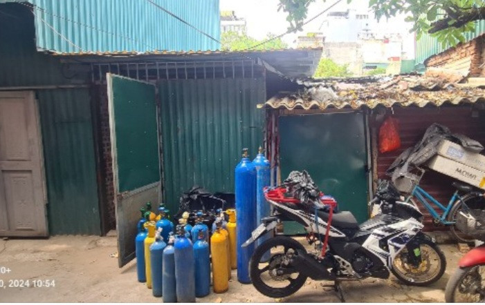 Con ngõ 9-13 phố Võ Thị Sáu, phường Thanh Nhàn, vốn trong diện giải phóng mặt bằng từ nhiều năm nay; và thực chất, khu vực này từng được giải phóng mặt bằng, rồi lại bị tái lấn chiếm. Không công trình nào được xây dựng kiên cố, mà chỉ là tường tôn, tường gạch và mái tôn