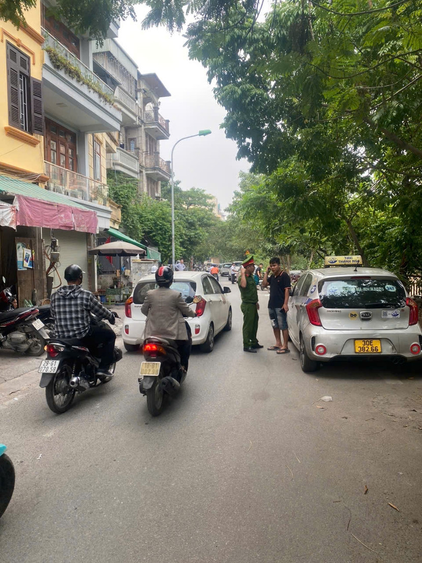 CAP Giáp Bát nhắc nhở tài xế không dừng đỗ sai quy định CAP Giáp Bát nhắc nhở tài xế không dừng đỗ sai quy định