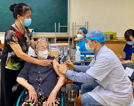 Nhiều người cao tuổi vẫn tự giác đi tiêm vaccine phòng Covid-19