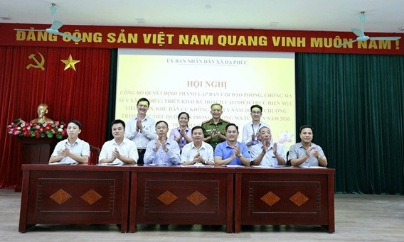 Lãnh đạo xã, Công an xã chứng kiến các đơn vị, ngành, đoàn thể, trường học ký cam kết Lãnh đạo xã, Công an xã chứng kiến các đơn vị, ngành, đoàn thể, trường học ký cam kết