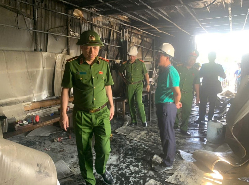 Thiếu tướng Nguyễn Hồng Ky - Phó Giám đốc CATP kiểm tra, chỉ đạo công tác điều tra, khắc phục hậu quả vụ hỏa hoạn