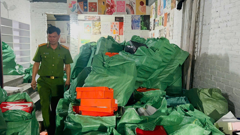 Nhiều vụ vi phạm về kinh tế, môi trường bị Công an phường Dương Nội xử lý từ đầu tháng 7 đến nay Nhiều vụ vi phạm về kinh tế, môi trường bị Công an phường Dương Nội xử lý từ đầu tháng 7 đến nay