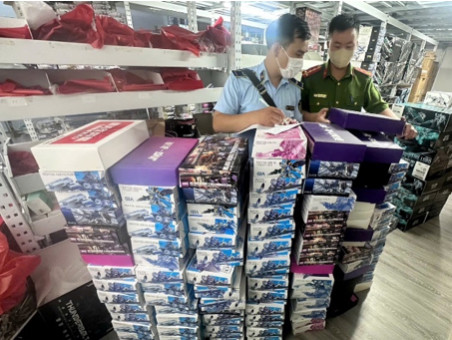 Lực lượng chức năng kiểm tra số hàng có dấu hiệu vi phạm Lực lượng chức năng kiểm tra số hàng có dấu hiệu vi phạm