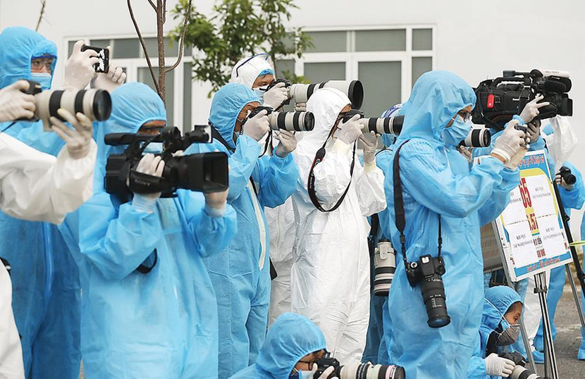 Cảnh tác nghiệp của các phóng viên trong đại dịch Covid-19