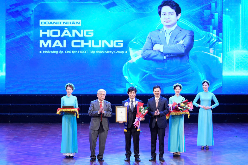Ông Hoàng Mai Chung – Chủ tịch HĐQT Meey Group nhận giải thưởng doanh nhân tiên phong đổi mới sáng tạo và chuyển đổi số trong kỷ nguyên vươn mình của đất nước