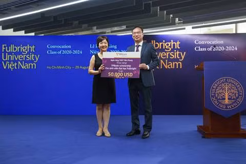Ông Khúc Văn Họa, Phó Tổng giám đốc TPBank trao tặng học bổng cho trường Fulbright Việt Nam tại lễ khai giảng