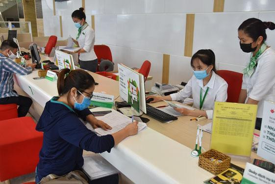 Lợi nhuận từ mảng tín dụng gặp áp lực, trong khi mảng dịch vụ có xu hướng tăng Lợi nhuận từ mảng tín dụng gặp áp lực, trong khi mảng dịch vụ có xu hướng tăng