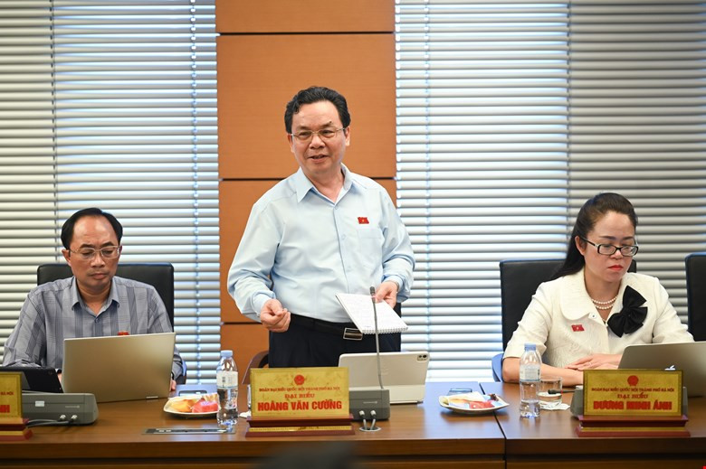 Đại biểu Hoàng Văn Cường (đoàn Hà Nội) phát biểu thảo luận tại tổ