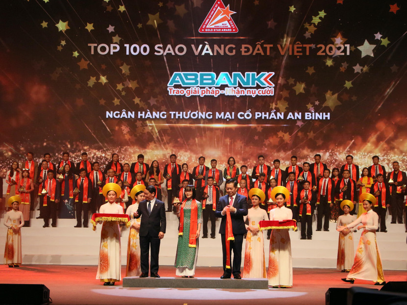 Đại diện của ABBANK nhận Giải thưởng Sao Vàng đất Việt 2021