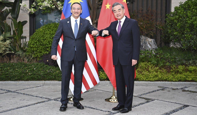 Ngoại trưởng Trung Quốc Vương Nghị tiếp Ngoại trưởng Malaysia Hishammuddin Hussein ở tỉnh Phúc Kiến hôm 1-4-2021