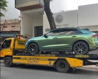 Chiếc xe của nữ ca sỹ được cho là đã bị gắn thiết bị định vị theo dõi Chiếc xe của nữ ca sỹ được cho là đã bị gắn thiết bị định vị theo dõi