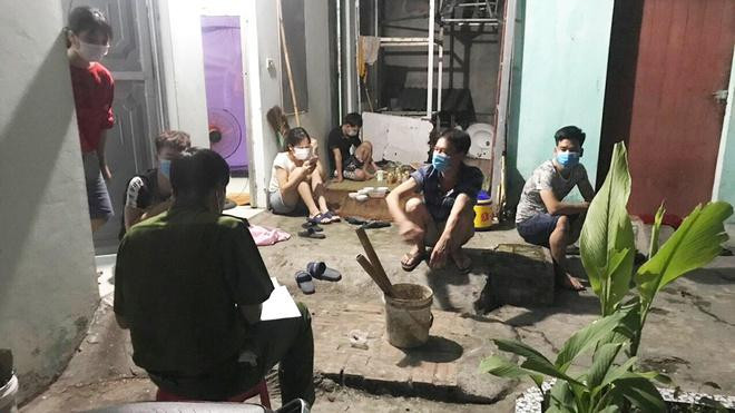 Công an lập biên bản 7 người tụ tập xem bóng đá tại huyện Yên Dũng