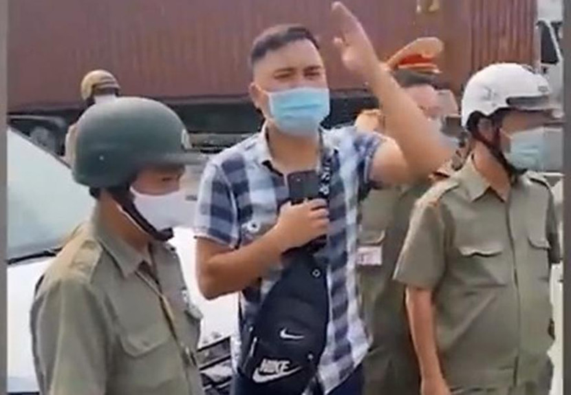 Thời gian gần đây, Lê Chí Thành nổi tiếng trên mạng xã hội khi thường xuyên livestream “giám sát” cảnh sát giao thông đang làm nhiệm vụ