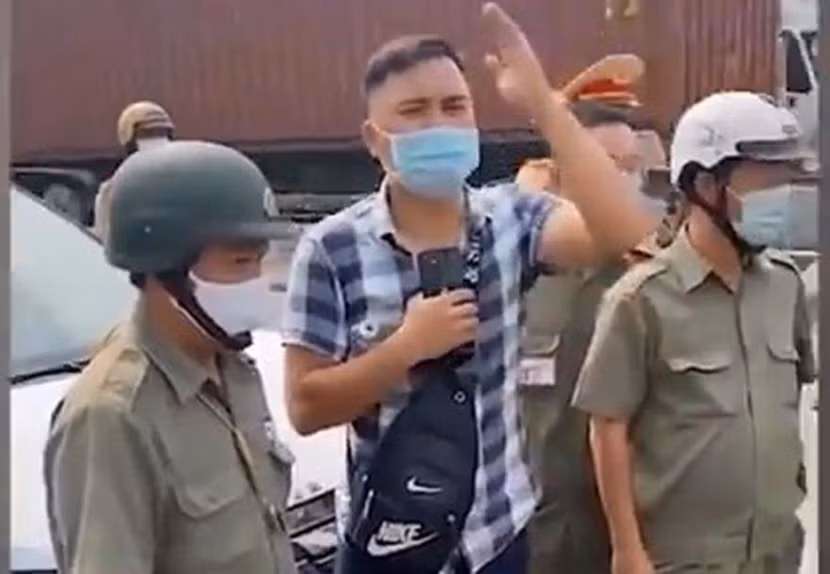 Thời gian gần đây, Lê Chí Thành nổi tiếng trên mạng xã hội khi thường xuyên livestream “giám sát” cảnh sát giao thông đang làm nhiệm vụ