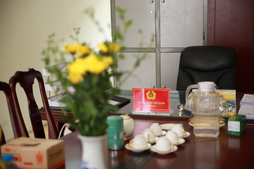 Bàn làm việc của Thượng tá Đặng Anh Quân chỉ còn lại chiếc ghế trống Bàn làm việc của Thượng tá Đặng Anh Quân chỉ còn lại chiếc ghế trống