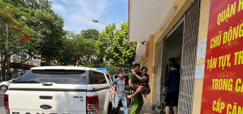 CAP Thịnh Liệt hỗ trợ đưa người bệnh tật đến địa điểm làm căn cước công dân gắn chíp