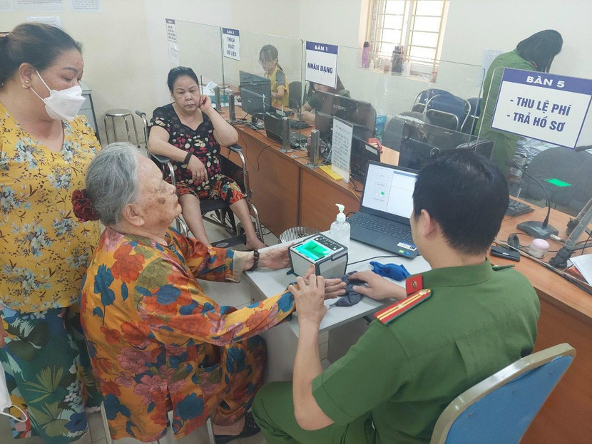 Riêng trong ngày 3-8 vừa qua, hơn 50 trường hợp là người cao tuổi, bệnh tật đã được hỗ trợ di chuyển đến địa điểm cấp căn cước