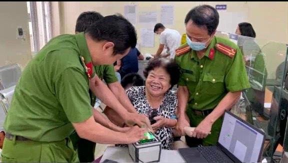 Nụ cười của công dân là động lực lớn để các chiến sỹ Công an nỗ lực hoàn thành nhiệm vụ