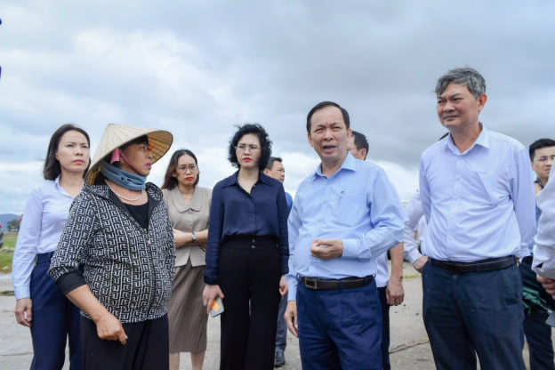 Phó Thống đốc NHNN Đào Minh Tú thăm, chia sẻ với các hộ nuôi trồng thủy sản bị thiệt hại do bão số 3