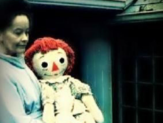 Được biết, búp bê Annabelle là một trong những búp bê "ma quái" và bí ẩn nhất thế giới. Theo đó, hai nhà ngoại cảm người Mỹ Ed và Lorrain Warren cho biết, búp bê Annabelle có xuất xứ từ những năm 1970. Khi ấy, một người phụ nữ đã mua lại con búp bê cũ từ cửa hàng đồ cổ để tặng cho cô con gái Donna đang học đại học. Donna rất thích con búp bê này nên đã luôn đặt nó trong phòng