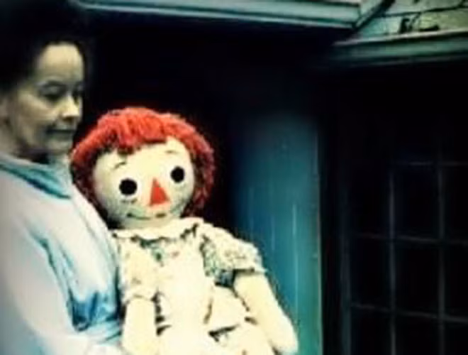 Được biết, búp bê Annabelle là một trong những búp bê "ma quái" và bí ẩn nhất thế giới. Theo đó, hai nhà ngoại cảm người Mỹ Ed và Lorrain Warren cho biết, búp bê Annabelle có xuất xứ từ những năm 1970. Khi ấy, một người phụ nữ đã mua lại con búp bê cũ từ cửa hàng đồ cổ để tặng cho cô con gái Donna đang học đại học. Donna rất thích con búp bê này nên đã luôn đặt nó trong phòng