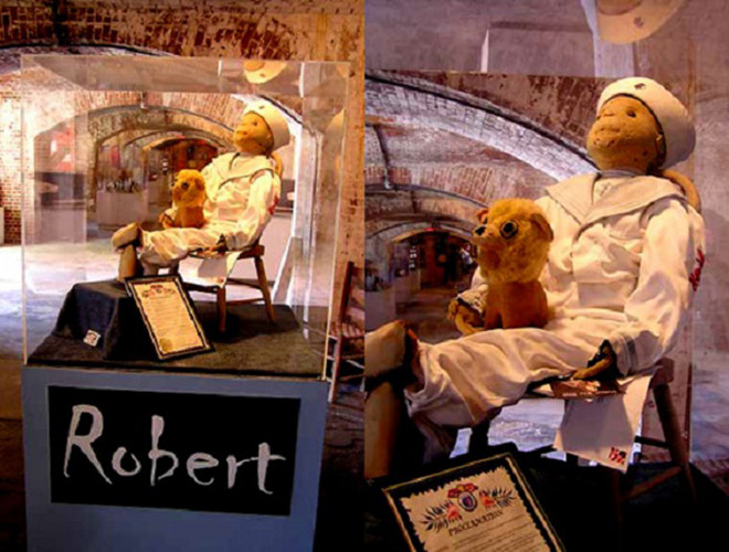 Sau khi Eugene qua đời, búp bê Robert được trao cho chủ nhân mới. Người này đã kể lại những trải nghiệm kinh hoàng khi trông thấy búp bê Robert cầm dao đứng dưới giường mình với tiếng cười ám ảnh. Sau đó, ông đã đem tặng con búp bê "ma quái" này cho Viện Bảo tàng Martello, Key West trưng bày. Dù chưa có bằng chứng xác nhận nhưng bí ẩn xoay quanh búp bê Robert đã trở thành nguồn cảm hứng cho các đạo diễn làm phim Hollywood. Bản thân Robert cũng được coi là một trong những con búp bê đáng sợ nhất thế giới