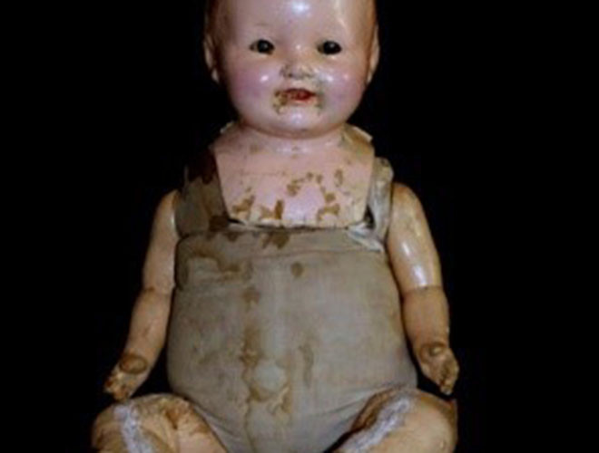 Theo đó, bà Anna cho biết những người phụ nữ trong gia 4 thế hệ gia đình bà đều gặp chung một hiện tượng bí ẩn. Đó là mỗi người đều sinh được 3 người con (1 trai, 2 gái). Nhưng người con trai của họ luôn luôn qua đời một cách bí ẩn khi mới được 3 ngày tuổi. Mọi chuyện bắt đầu từ thời cụ của bà Anna, cũng là khi búp bê Joliet được tặng cho gia đình bà