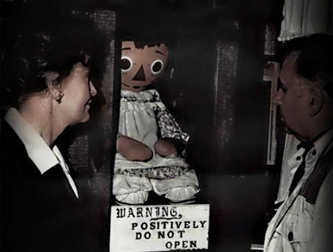 Tuy nhiên, sau đó, nhiều hiện tượng kỳ lạ đã xảy ra có liên quan tới búp bê của Donna. Như việc búp bê có thể tự di chuyển từ phòng này qua phòng khác dù không có ai động vào, hay nhiều mảnh giấy với nét chứ nguệch ngoạc bí ẩn được tìm thấy tại nhà nữ sinh đại học. Đỉnh điểm là khi trên cơ thể con búp bê này có chất lỏng đỏ như máu người