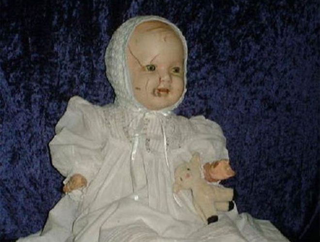 Búp bê Mandy từng khiến các du khách cảm thấy sợ hãi, nhiều người cho rằng ánh mắt con búp bê như dõi theo họ tại bảo tàng