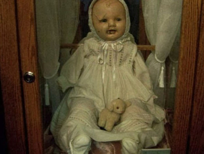 Sự xuất hiện kỳ lạ của búp bê Mandy vào năm 1991 cũng từng thu hút sự chú ý của dư luận. Thời điểm ấy, một người phụ nữ tên Mereanda cho biết bà đã tìm thấy con búp bê này khi nghe thấy tiếng khóc lạ của trẻ con dưới tầng hầm nhà mình. Do quá sợ hãi, bà đã đem búp bê Mandy tới Quensnel (British Columbia, Canada)