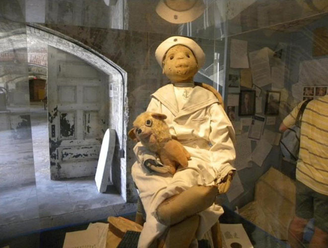 Một câu chuyện ma quái khác là về con búp bê tên Robert. Nguồn gốc những bí ẩn xoay quanh búp bê Robert bắt đầu từ những năm 1900 trong gia đình bác sĩ giàu có Thomas Osgood Otto tại Key West (bang Floria, Mỹ). Theo đó, con búp bê này là món quà chia tay do bảo mẫu người Jamaica làm tặng Robert Eugene Gene cậu con trai út nhà Otto