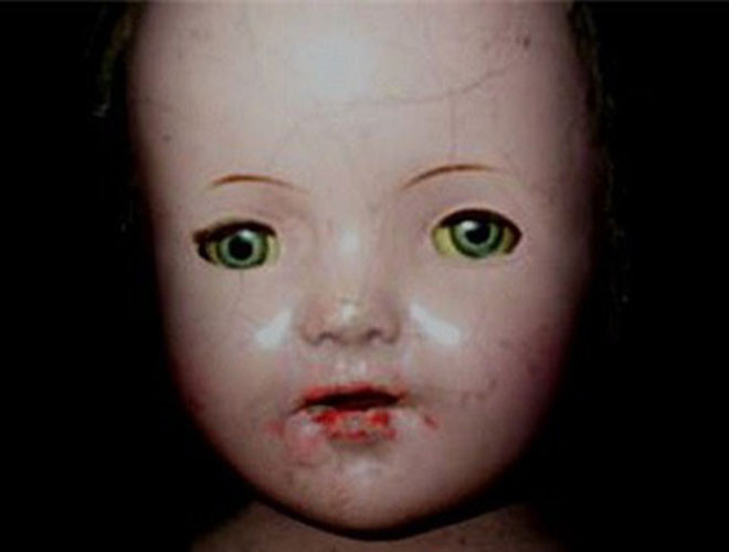 Búp bê Joliet từng được xem là cơn "ác mộng" đối với gia đình Anna từ nhiều thập kỷ trước. Theo đó, con búp bê này được truyền qua 4 thế hệ của gia gia đình Anna. Thời điểm ấy, nhiều câu chuyện về việc búp bê Joliet bị nguyền rủa đã được lan truyền có liên quan tới gia đình Anna