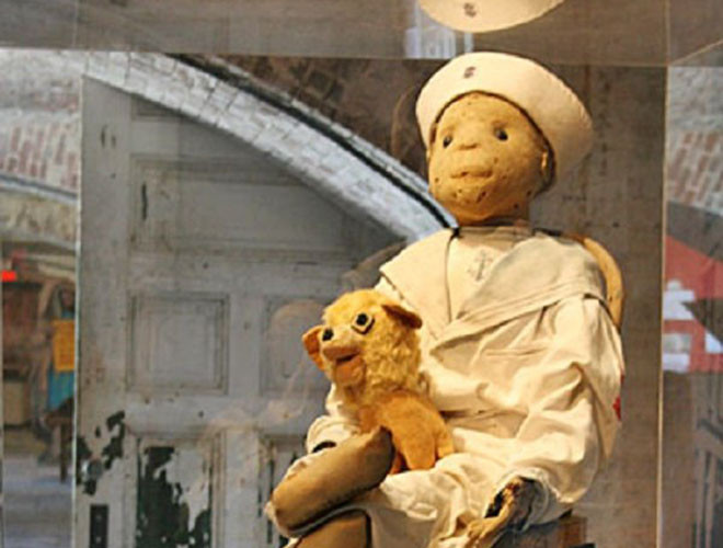 Cậu con út nhà Otto rất thích con búp bê đó nên đã lấy tên mình đặt cho nó và yêu cầu mọi người gọi mình là Eugene. Khoảng 1 tháng sau khi búp bê Robert xuất hiện, mọi chuyện bí ẩn bắt đầu xảy ra tại nhà Otto. Ban đầu là các vật dụng trong nhà bị hỏng hoặc biến mất không lý do. Khi được hỏi về hiện tượng này, cậu bé Eugene đã nói do Robert làm nhưng không ai tin điều đó.