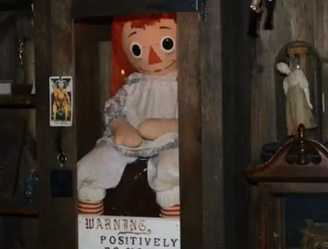 Tối 14-8, thông tin búp bê Annabelle biến mất khỏi bảo tàng Ocult Warren (bang Conneticut, Mỹ) đã khiến dư luận thế giới và cả Việt Nam vô cùng xôn xao. Thông tin sau đó đã được xác nhận là không đúng. Sở dĩ tin đồn này được lan truyền có liên quan tới cuộc phỏng vấn của nữ diễn viên Anh Annabelle Wallis. Khi đoạn phỏng vấn trên được tự động dịch sang tiếng Trung Quốc, câu chuyện mà diễn viên Wallis chia sẻ trở thành "Annabelle trốn thoát" khiến nhiều người hiểu nhầm