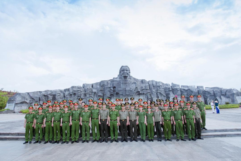 Đoàn công tác CAQ Hà Đông bên Tượng đài Mẹ Việt Nam anh hùng tại tỉnh Quảng Nam Đoàn công tác CAQ Hà Đông bên Tượng đài Mẹ Việt Nam anh hùng tại tỉnh Quảng Nam