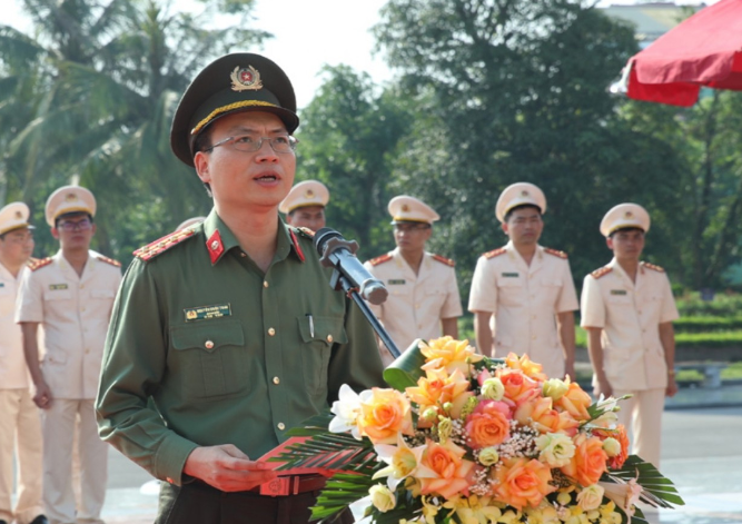 Đại tá Nguyễn Quốc Toản - Giám đốc Công an tỉnh Bắc Giang thay mặt lực lượng Công an tỉnh báo công dâng Bác