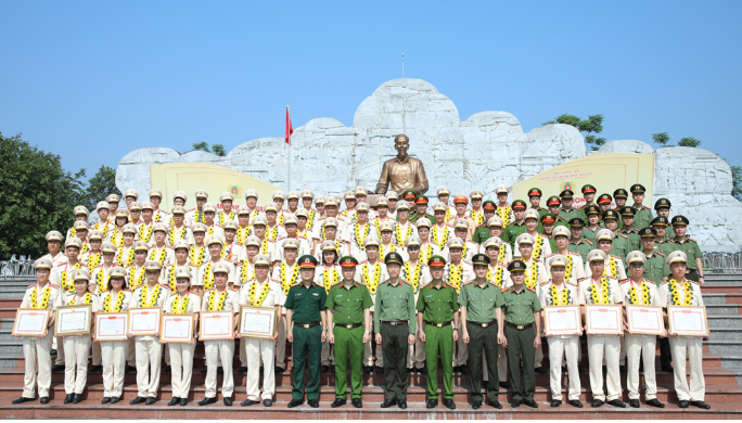 Ban Giám đốc Công an tỉnh cùng 75 gương điển hình tiên tiến