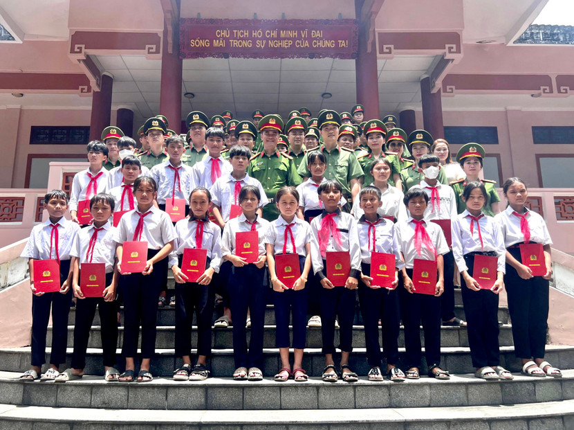 Những phần quà ý nghĩa được trao tận tay các em học sinh nghèo vượt khó, học giỏi Những phần quà ý nghĩa được trao tận tay các em học sinh nghèo vượt khó, học giỏi